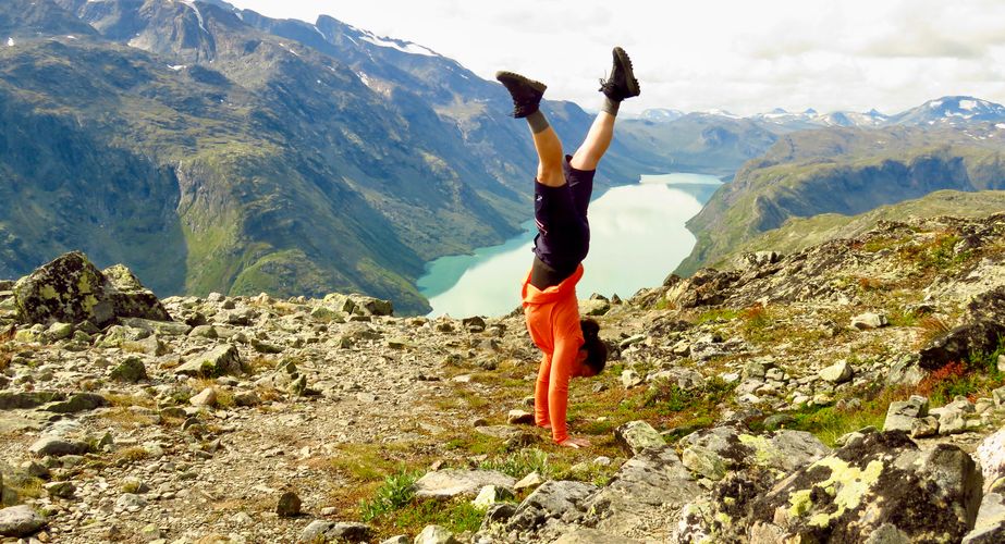 Besseggen hike handstand